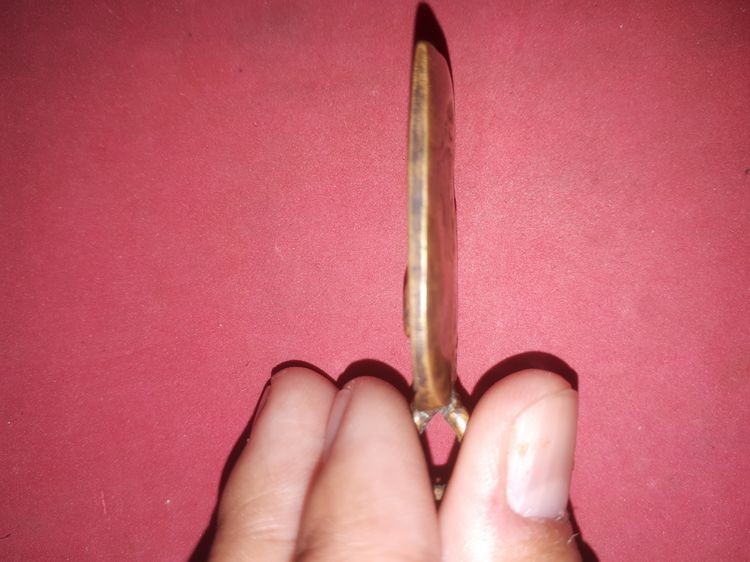 เหรียญจอบ หลวงพ่อไปล่ วัดกำแพง บางขุนเทียน กทม. พิมพ์นิยม ฤ หัวใหญ่ ปี 2478 เนื้อทองผสม เนื้อออก 2 สี เนื้อเหี่ยว ย่น ขนาดใหญ่ สภาพใช้สึก หู รูปที่ 12