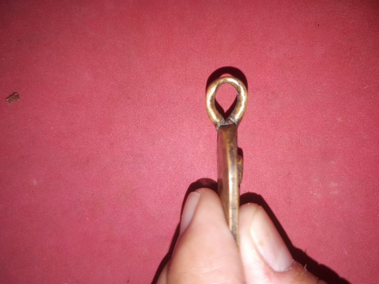 เหรียญจอบ หลวงพ่อไปล่ วัดกำแพง บางขุนเทียน กทม. พิมพ์นิยม ฤ หัวใหญ่ ปี 2478 เนื้อทองผสม เนื้อออก 2 สี เนื้อเหี่ยว ย่น ขนาดใหญ่ สภาพใช้สึก หู รูปที่ 15