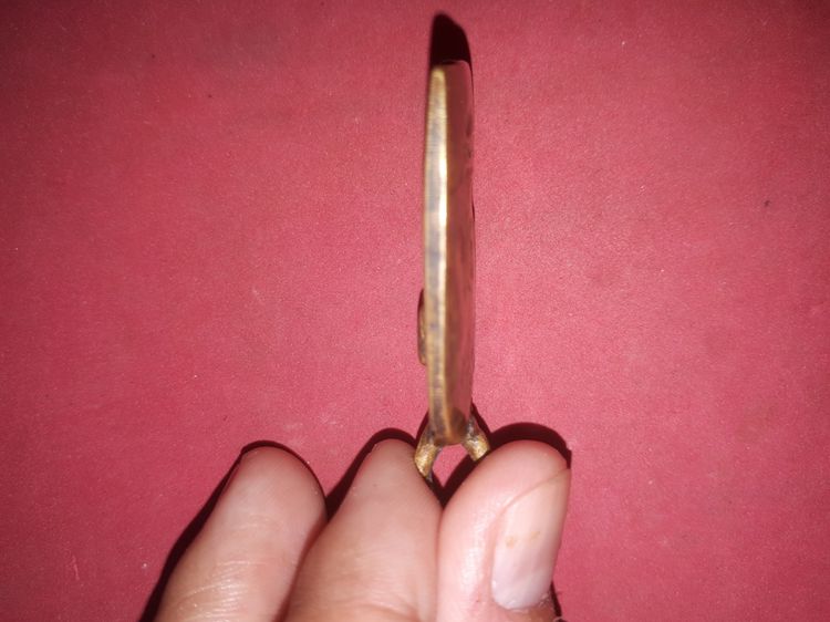 เหรียญจอบ หลวงพ่อไปล่ วัดกำแพง บางขุนเทียน กทม. พิมพ์นิยม ฤ หัวใหญ่ ปี 2478 เนื้อทองผสม เนื้อออก 2 สี เนื้อเหี่ยว ย่น ขนาดใหญ่ สภาพใช้สึก หู รูปที่ 11