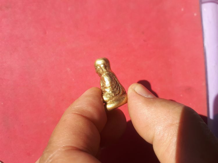 หล่อโบราณ หลวงพ่อเงิน พิมพ์ขี้ตา รุ่นแรก วัดบางคลาน จ.พิจิตร ปี24xx กว่า เนื้อทองผสม เนียนละเอียด แก่ทอง เนื้อเป็นตาข่ายเกร็ดกระดี่ ยับ เหยี รูปที่ 5