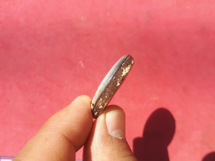 ล็อคเก็ต หลวงปู่ทิม วัดละหารไร่ ด้านหลังผงพรายกุมาร จารยันต์ห้า ฝังตะกรุดหนึ่งดอก และที่สำคัญเส้นเกศาหลวงปู่เยอะ แท้ สวยเดิม ล็อคเก็ตรุ่นนี้ รูปที่ 4