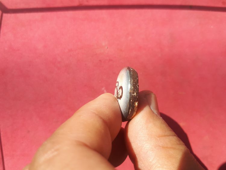 ล็อคเก็ต หลวงปู่ทิม วัดละหารไร่ ด้านหลังผงพรายกุมาร จารยันต์ห้า ฝังตะกรุดหนึ่งดอก และที่สำคัญเส้นเกศาหลวงปู่เยอะ แท้ สวยเดิม ล็อคเก็ตรุ่นนี้ รูปที่ 6