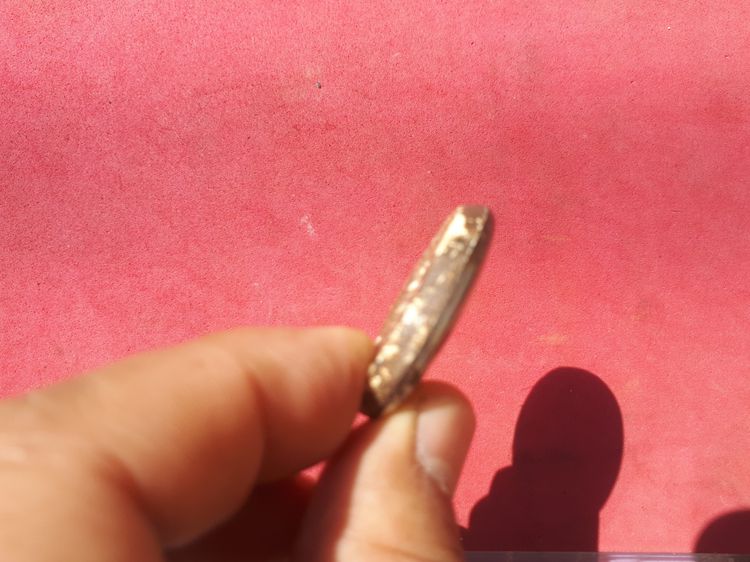 ล็อคเก็ต หลวงปู่ทิม วัดละหารไร่ ด้านหลังผงพรายกุมาร จารยันต์ห้า ฝังตะกรุดหนึ่งดอก และที่สำคัญเส้นเกศาหลวงปู่เยอะ แท้ สวยเดิม ล็อคเก็ตรุ่นนี้ รูปที่ 3