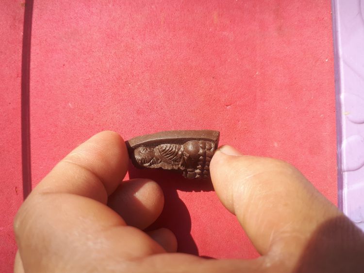 หลวงปู่ทวด สก. พิมพ์สามเหลี่ยม ครางเครา เนื้อช็อคโกแล็ต ฝังผงบางขุนพรหม รุ่นแรก พ.ศ.2544 พิมพ์พิเศษ สร้างน้อยหายาก สภาพสวย ผิวเดิมๆ สุดยอดขอ รูปที่ 4