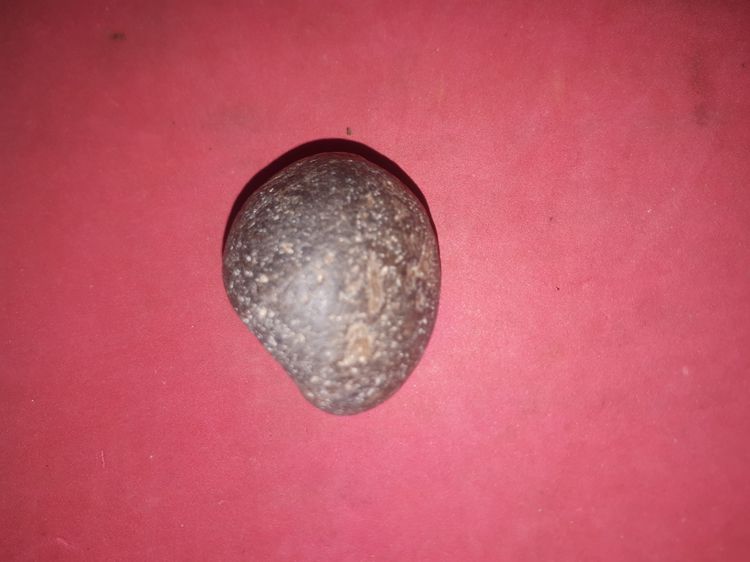 หินเสพหิน สีดำด้าน ก้อนหินรูปทรงกลม แปลก มีช่องตรงกลาง และมีหินก้อนเล็กติดอยู่ ขนาดสวย มีน้ำหนัก เกิดเองตามธรรมชาติ หินแท้ แปลก หายาก รูปที่ 5