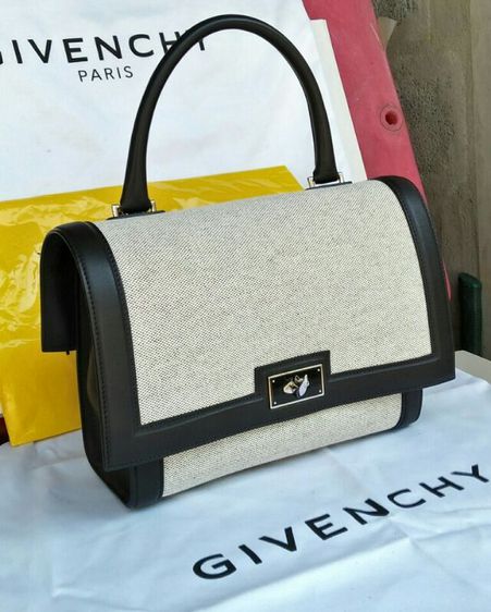 กระเป๋าถือสตรี Givency สีครีมตัดดำ มือสองของแท้ไม่มีสายสะพาย รูปที่ 1