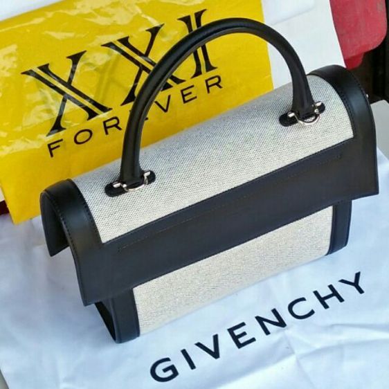 กระเป๋าถือสตรี Givency สีครีมตัดดำ มือสองของแท้ไม่มีสายสะพาย รูปที่ 14