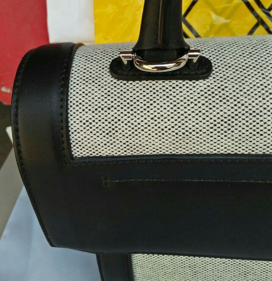 กระเป๋าถือสตรี Givency สีครีมตัดดำ มือสองของแท้ไม่มีสายสะพาย รูปที่ 15