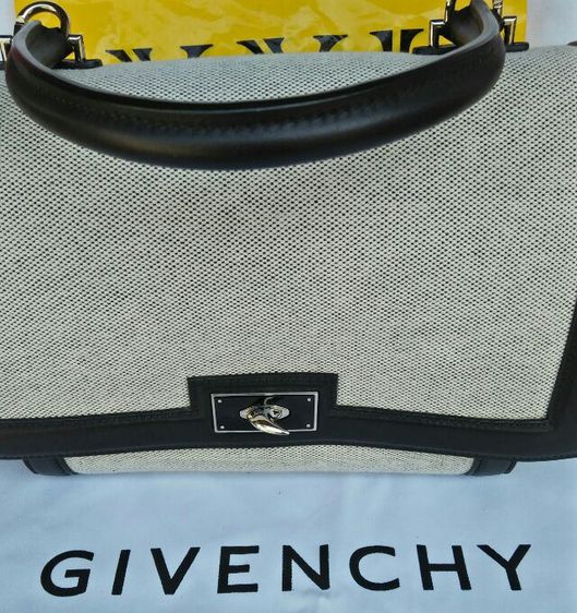 กระเป๋าถือสตรี Givency สีครีมตัดดำ มือสองของแท้ไม่มีสายสะพาย รูปที่ 11