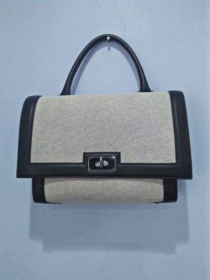 กระเป๋าถือสตรี Givency สีครีมตัดดำ มือสองของแท้ไม่มีสายสะพาย รูปที่ 16