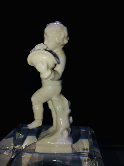 เด็กถือหมวกใส่ขนมงาน Pocelain เยอรมัน รูปที่ 5