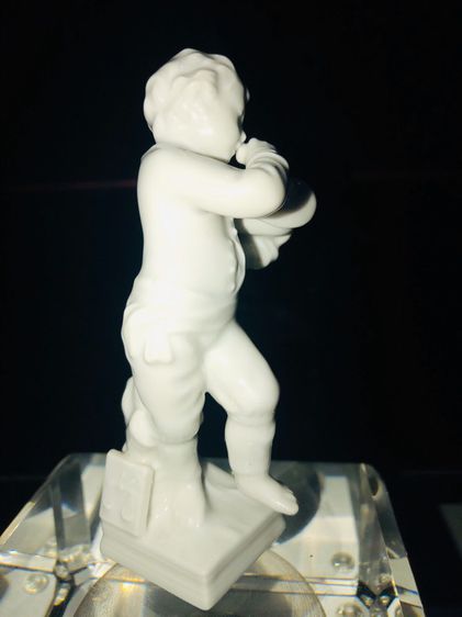 เด็กถือหมวกใส่ขนมงาน Pocelain เยอรมัน รูปที่ 2