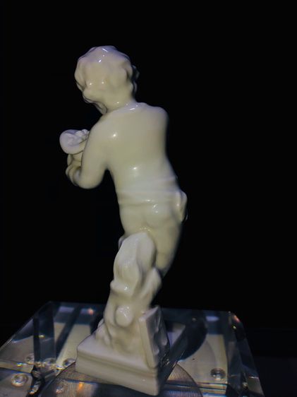 เด็กถือหมวกใส่ขนมงาน Pocelain เยอรมัน รูปที่ 3