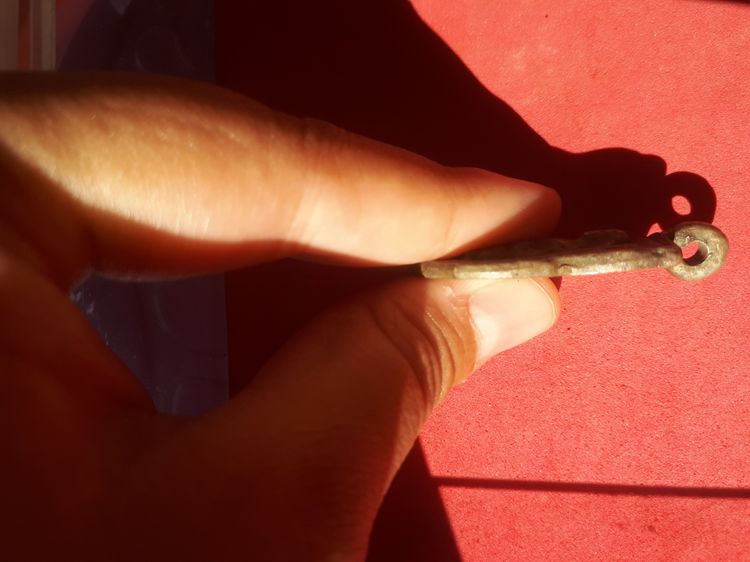 เหรียญเสมา หล่อโบราณ ลพ.ไปล่ วัดกำแพง บางขุนเทียน กทม. พิมพ์ใหญ่ หูขวาง ปี2478 เนื้อโลหะผสม สีจืด ขนาดค่อนข้างใหญ่ สวยงาม คมชัด สภาพสวย เก่า รูปที่ 7