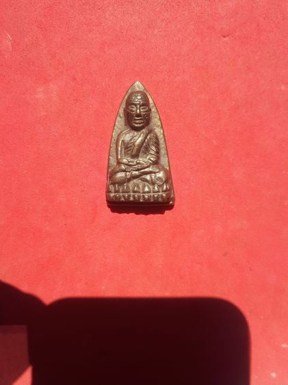 หลวงปู่ทวด หลังเตารีด พิมพ์ใหญ่ วัดช้างไห้ ปีไม่ทราบ ด้านหลังเขียนว่า วัดช้างให้ เนื้อนวะ ออกสองสี เนื้อเหยี่ยวย่น เก่า เดิมๆ สภาพใช้ ดูง่าย รูปที่ 6