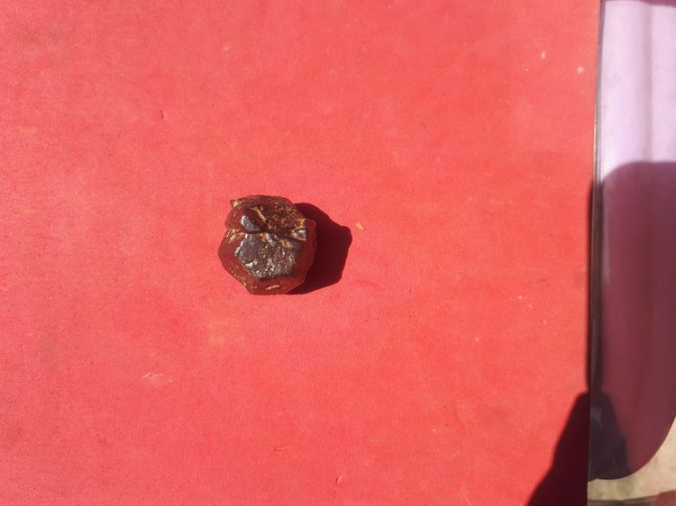 คดหัวใจพญาครุฑ หินธาตุกายสิทธิ์ รูปทรงเป็นกลมแปดเหลี่ยม มีวรรณะสีลายดำดูเข้มขลัง แกร่ง ขนาดกลาง มีน้ำหนัก เป็นธรรมชาติ อายุเป็นพันปี แท้ แปล รูปที่ 4