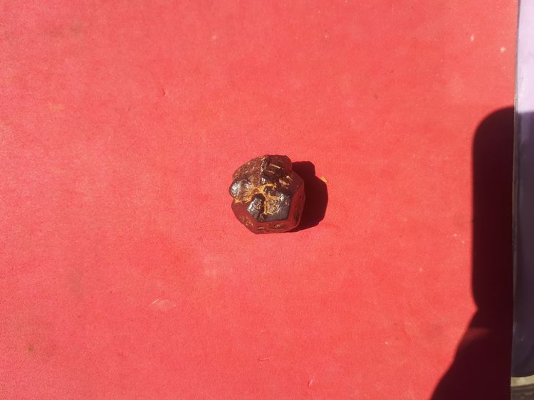 คดหัวใจพญาครุฑ หินธาตุกายสิทธิ์ รูปทรงเป็นกลมแปดเหลี่ยม มีวรรณะสีลายดำดูเข้มขลัง แกร่ง ขนาดกลาง มีน้ำหนัก เป็นธรรมชาติ อายุเป็นพันปี แท้ แปล รูปที่ 2