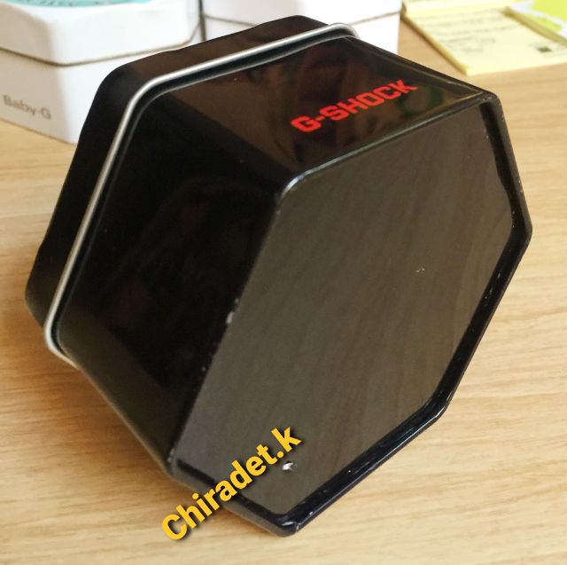 กล่องสังกะสีพร้อมกล่องกระดาษ G-SHOCK สีดำ ขนาดเส้นผ่าศูนย์กลาง 10 cm. ความสูง 6 cm. ที่ก้นกล่องมีรูเล็กๆ นิดหน่อย สภาพสมบูรณ์
 รูปที่ 10