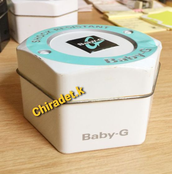 กล่องสังกะสีพร้อมกล่องกระดาษ Baby-G สีขาวแถบเขียว ขนาดเส้นผ่าศูนย์กลาง 10 cm. ความสูง 6 cm. สภาพสมบูรณ์
 รูปที่ 7