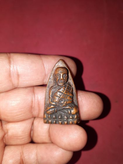 พระหลวงพ่อทวด หลังเตารีด ปี 2505 รุ่นพิมพ์ใหญ่ เนื้อโลหะผสม เนื้อเข้มออกสีแดงจัด เนื้อแกร่งแห้งสนิท สภาพสวย สมบูรณ์ เก่า พระองค์นี้พิมพ์แปลก รูปที่ 7