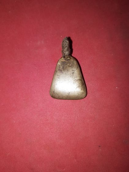 เหรียญจอบใหญ่ หลวงพ่อเงิน วัดบางคลาน พิจิตร เนื้อทองผสม แห้ง เดิม สภาพใช้สึก สีจืด ดูง่าย แท้ หายาก Classic หูขวาง ถักเชือก รูปที่ 2