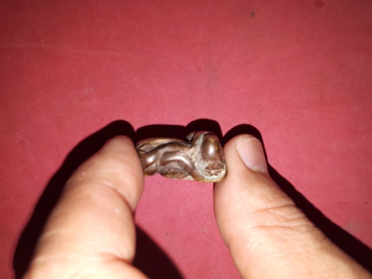 พระปิดตา ยันต์ยุ่ง มีกริ่ง ยุคเล่นแร่แปรธาตุ หลวงพ่อเดิม วัดหนองโพ เนื้อทองผสม ผิวขึ้นเป็นเกล็ดกระดี่ ฝังเหล็กไหลเป็นกริ่ง สวยงาม คมชัด สภาพ รูปที่ 3