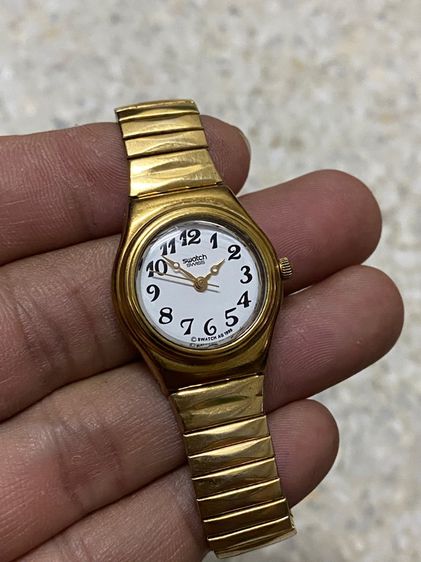 นาฬิกายี่ห้อ Swatch  (สวอทซ์) ของแท้มือสอง เรือนสีทอง สายยืดได้ ข้อมือไม่เกิน 6 นิ้ว  700฿