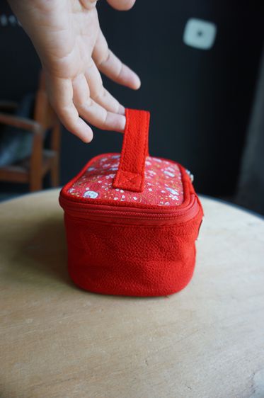 กระเป๋าซิบใส่ของจุ๊กจิ๊ก Hello Kitty แท้ สีแดงสด ของใหม่เก่าเก็บ เปื้อนนิดหน่อย สินค้าจากญี่ปุ่น รูปที่ 4