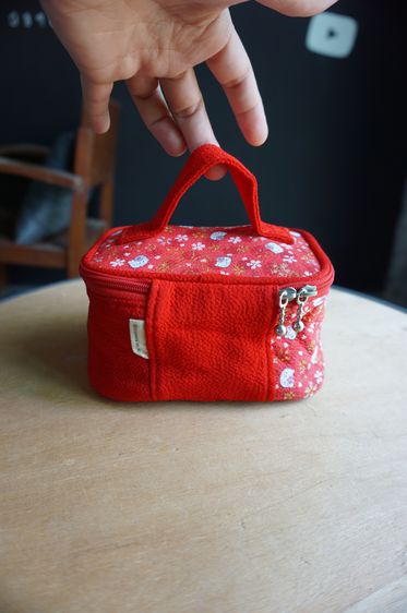 กระเป๋าซิบใส่ของจุ๊กจิ๊ก Hello Kitty แท้ สีแดงสด ของใหม่เก่าเก็บ เปื้อนนิดหน่อย สินค้าจากญี่ปุ่น รูปที่ 3