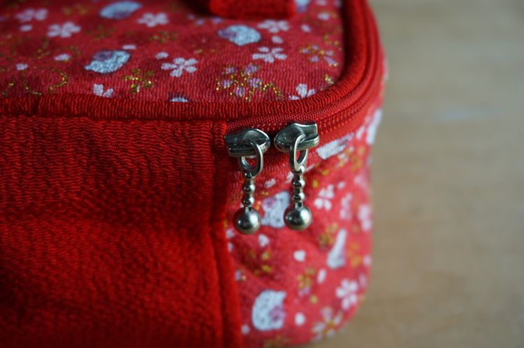 กระเป๋าซิบใส่ของจุ๊กจิ๊ก Hello Kitty แท้ สีแดงสด ของใหม่เก่าเก็บ เปื้อนนิดหน่อย สินค้าจากญี่ปุ่น รูปที่ 12