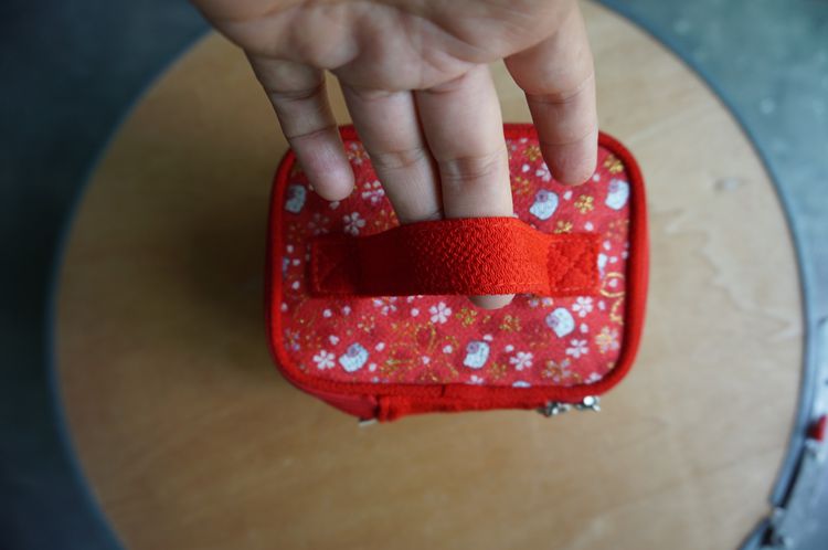 กระเป๋าซิบใส่ของจุ๊กจิ๊ก Hello Kitty แท้ สีแดงสด ของใหม่เก่าเก็บ เปื้อนนิดหน่อย สินค้าจากญี่ปุ่น รูปที่ 10
