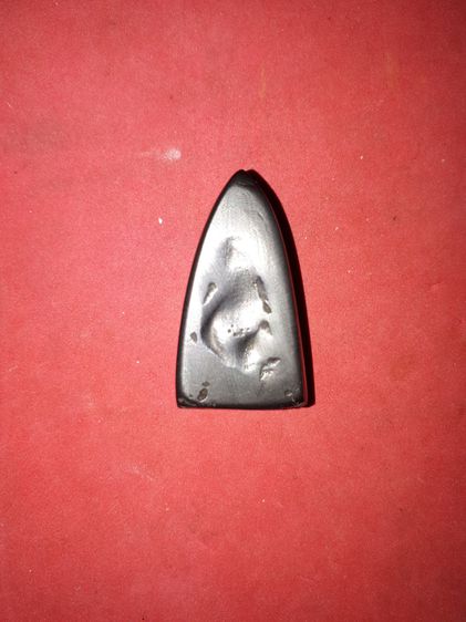 หลวงปู่ทวด เนื้อเมฆพัตร หลังเตารีด พิมพ์ใหญ่ วัดช้างไห้ ปี 2505 ด้านหลังยุบ ย่น เนื้อเมฆพัตรกลับดำ เหยี่ยว ยุบ ย่น มีขี้เบ้า เก่า เดิมๆ เป็น รูปที่ 3