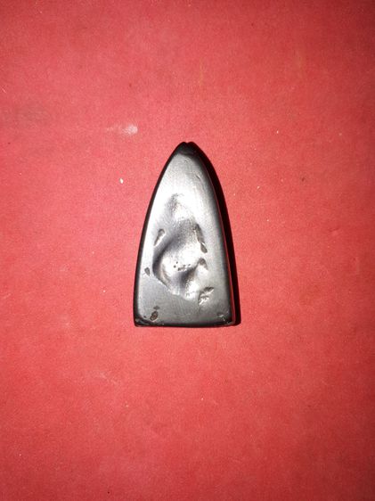 หลวงปู่ทวด เนื้อเมฆพัตร หลังเตารีด พิมพ์ใหญ่ วัดช้างไห้ ปี 2505 ด้านหลังยุบ ย่น เนื้อเมฆพัตรกลับดำ เหยี่ยว ยุบ ย่น มีขี้เบ้า เก่า เดิมๆ เป็น รูปที่ 4