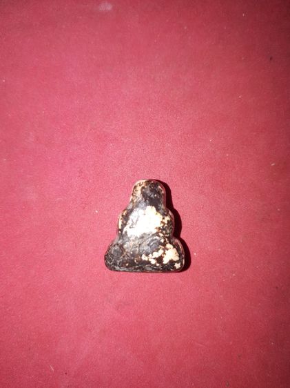 พระปิดตา หลวงปู่เอี่ยม วัดสะพานสูง เนื้อฟันกรามของหลวงปู่ ท่านเอามาแกะเป็นพระปิดตา ขนาดเล็ก ผิวมัน ออกสีขาวอมเหลือง เคลือบรักดำผสมกับรักแดง รูปที่ 2