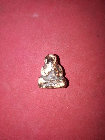 พระปิดตา หลวงปู่เอี่ยม วัดสะพานสูง เนื้อฟันกรามของหลวงปู่ ท่านเอามาแกะเป็นพระปิดตา ขนาดเล็ก ผิวมัน ออกสีขาวอมเหลือง เคลือบรักดำผสมกับรักแดง รูปที่ 5