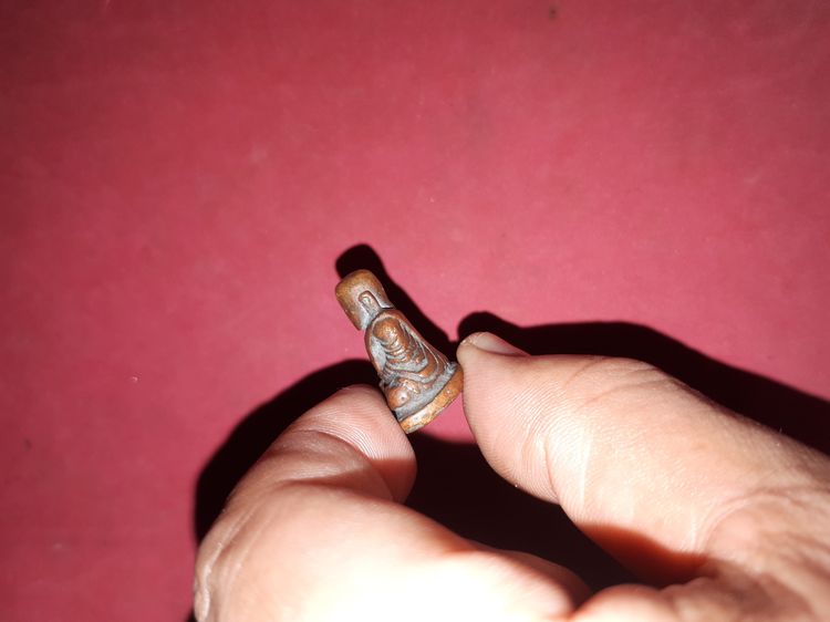 หล่อโบราณ หลวงพ่อเงิน วัดบางคลาน พิมพ์นิยม เนื้อทองผสม ผิวสองสี ออกสีเหลืองอมสีแดง ผิวแห้ง รอยตัดเดือยใหญ่ ฐานบาง ขนาดเล็ก ตามสูตร สภาพใช้มา รูปที่ 4