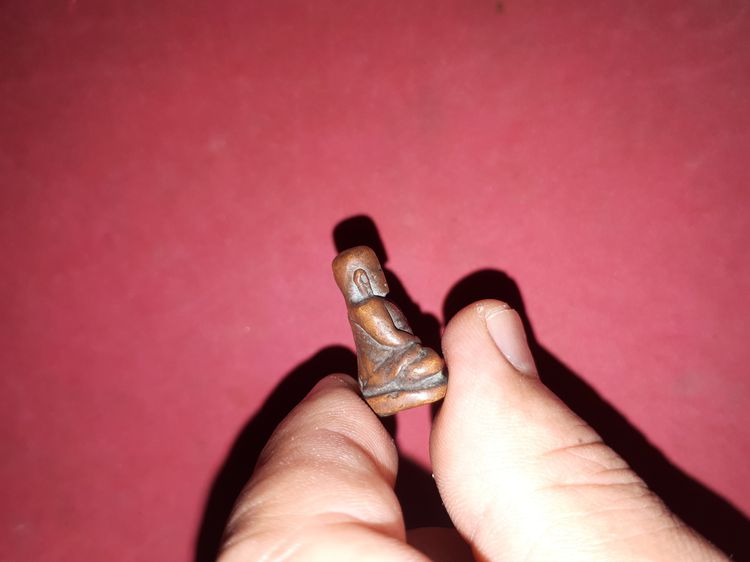 หล่อโบราณ หลวงพ่อเงิน วัดบางคลาน พิมพ์นิยม เนื้อทองผสม ผิวสองสี ออกสีเหลืองอมสีแดง ผิวแห้ง รอยตัดเดือยใหญ่ ฐานบาง ขนาดเล็ก ตามสูตร สภาพใช้มา รูปที่ 3