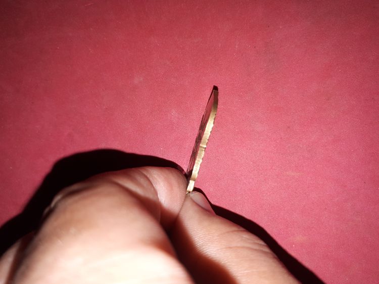 เหรียญเสมา หลวงปู่เม่ง วัดบางสะแกใน กรุงเทพฯ ปี 2506 หลังยันต์ เนื้อทองผสม สวย คม เก่า แท้ ดูง่าย  หายาก  เหรียญนี้แกะออกมาจากกรอบพลาสติก ผิ รูปที่ 4