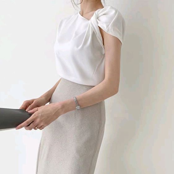 ส่งต่อเสื้อเกาหลี ผ้าซิลค์ ทรงแขนทวิส รูปที่ 2