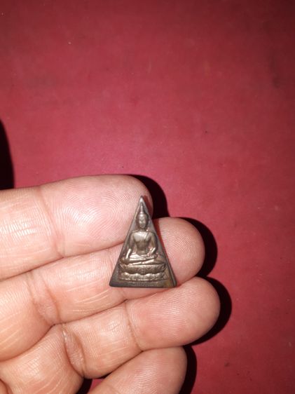 พระสมเด็จจิตรลดา พิมพ์เล็ก เนื้อนวะ ปี 2539 โครงการหลวง ในหลวงครองราชย์ครบ 50 พรรษา พร้อมกล่องเดิม สวย แท้ หายาก พระมีขนาด สูง 2.3 ซม.   พระ รูปที่ 4