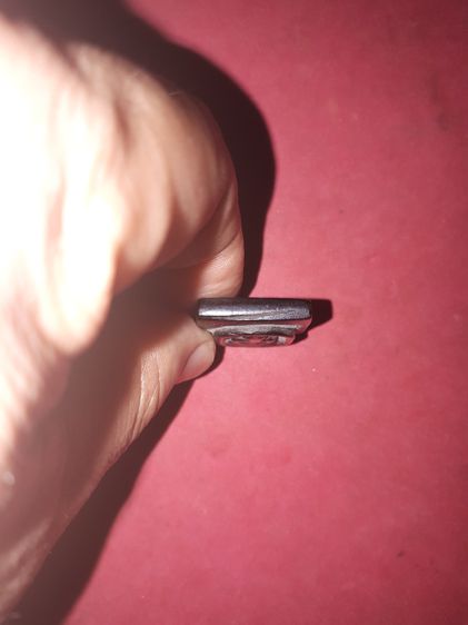 พระพุทธ เนื้อไม้งิ้วดำแกะ หลังเรียบ สีดำ มัน เงา ฝีมือแกะสุด Classic มีลายวงไม้ ทำให้ดูง่าย พิมพ์องค์คมชัด สภาพสวย รูปแบบแปลก หายากมาก ไม่รู รูปที่ 5