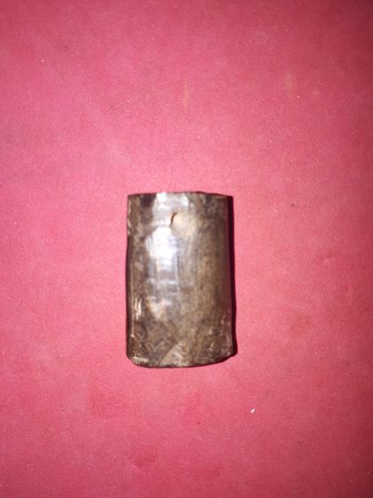 สมเด็จ หลังอูม เนื้อไม้ไผ่ดำ สีดำเหลือบเขียว เงา ฝีมือแกะสุด Classic มีลายวงไม้ ทำให้ดูง่าย สภาพสวย แปลก หายากมาก มีรูที่เจาะไว้สำหรับห้อย ไ รูปที่ 2