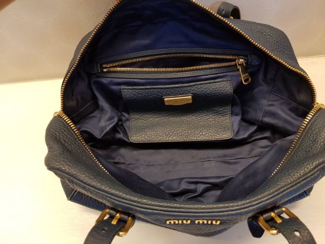 กระเป๋าถือสตรี Miu Miu แท้ อังกฤษ ไม่เคยใช้งาน รูปที่ 2