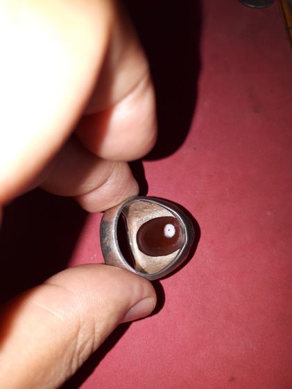 แหวนเงิน หินหยกน้ำผึ้ง มีตาเป็นเม็ดกลมสีขาว เก่า แท้ แปลก หายากสุดๆ     แหวนเงิน เป็นของเก่าโบราณ ตัวแหวนและเงินหนา แกะลายอย่างสวย สมบูรณ์ แ รูปที่ 6