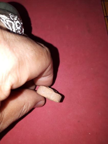 ลพ.ปาน วัดบางนมโค พิมพ์ขี่ไก่หางพวง ผงเต็ม หลังเรียบ ตำหนิครบ เนื้อดิน จัด แห้ง นวลตา ไม่แข็งกระด้าง ผิวเดิมๆ เก่าตามธรรมชาติ เป็นพระเก่าเก็ รูปที่ 6