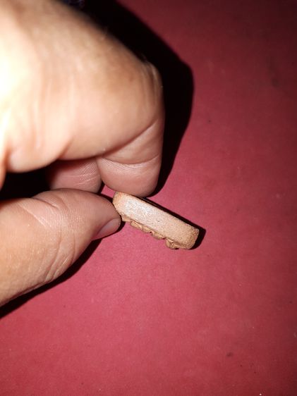 ลพ.ปาน วัดบางนมโค พิมพ์ขี่นก ผงเต็ม หลังเรียบ ตำหนิครบ เนื้อดิน จัด แห้ง นวลตา ไม่แข็งกระด้าง ผิวเดิมๆ เก่าตามธรรมชาติ เป็นพระเก่าเก็บ สภาพเ รูปที่ 4