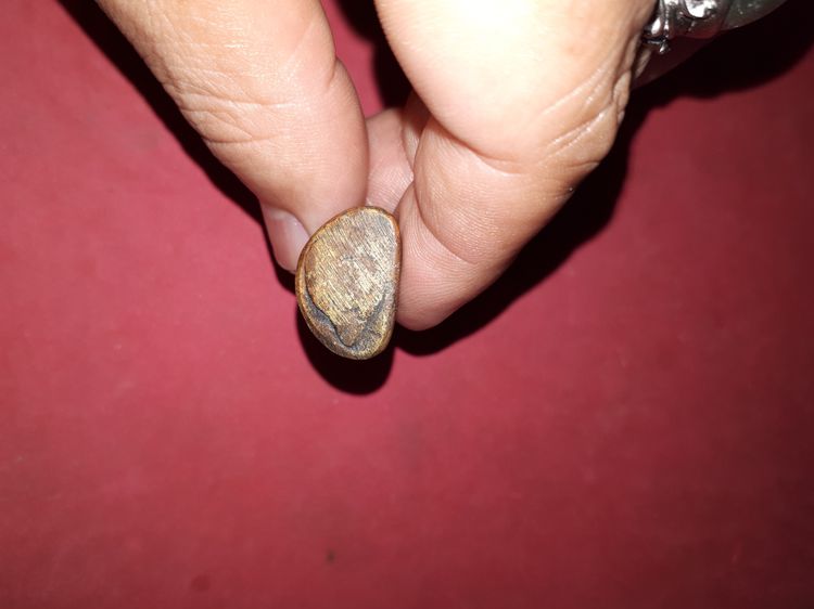 รูปเหมือน ลพ.เงิน วัดบางคลาน พิมพ์นิยม เนื้อทองผสม ผิวสองสี ออกสีเหลืองอมสีแดง ผิวแห้ง รอยตัดเดือยใหญ่ ฐานบาง ขนาดเล็ก ตำหนิครบ ตามสูตร จับอ รูปที่ 5