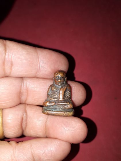 รูปเหมือน ลพ.เงิน วัดบางคลาน พิมพ์นิยม เนื้อทองผสม ผิวสองสี ออกสีเหลืองอมสีแดง ผิวแห้ง รอยตัดเดือยใหญ่ ฐานบาง ขนาดเล็ก ตำหนิครบ ตามสูตร จับอ รูปที่ 7