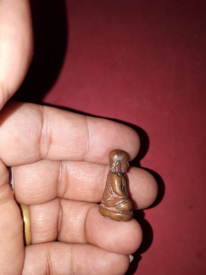 รูปเหมือน ลพ.เงิน วัดบางคลาน พิมพ์นิยม องค์เล็ก เนื้อทองผสม ผิวสองสี ออกสีแดงเข้ม ผิวแห้ง รอยตัดเดือยใหญ่ ฐานบาง ขนาดเล็ก รอยตะไบเกือบทั้งอง รูปที่ 3