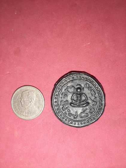 เหรียญหล่อ หลวงพ่อพ่วง วัดกก ปี 2478 แบบกลม รุ่นแรก เนื้อเมฆพัตร สวย สมบูรณ์ แท้ เก่า หายากมาก เหรียญหล่อ โดยด้านหน้ามีรูปเหมือนหลวงพ่อพ่วงน รูปที่ 5